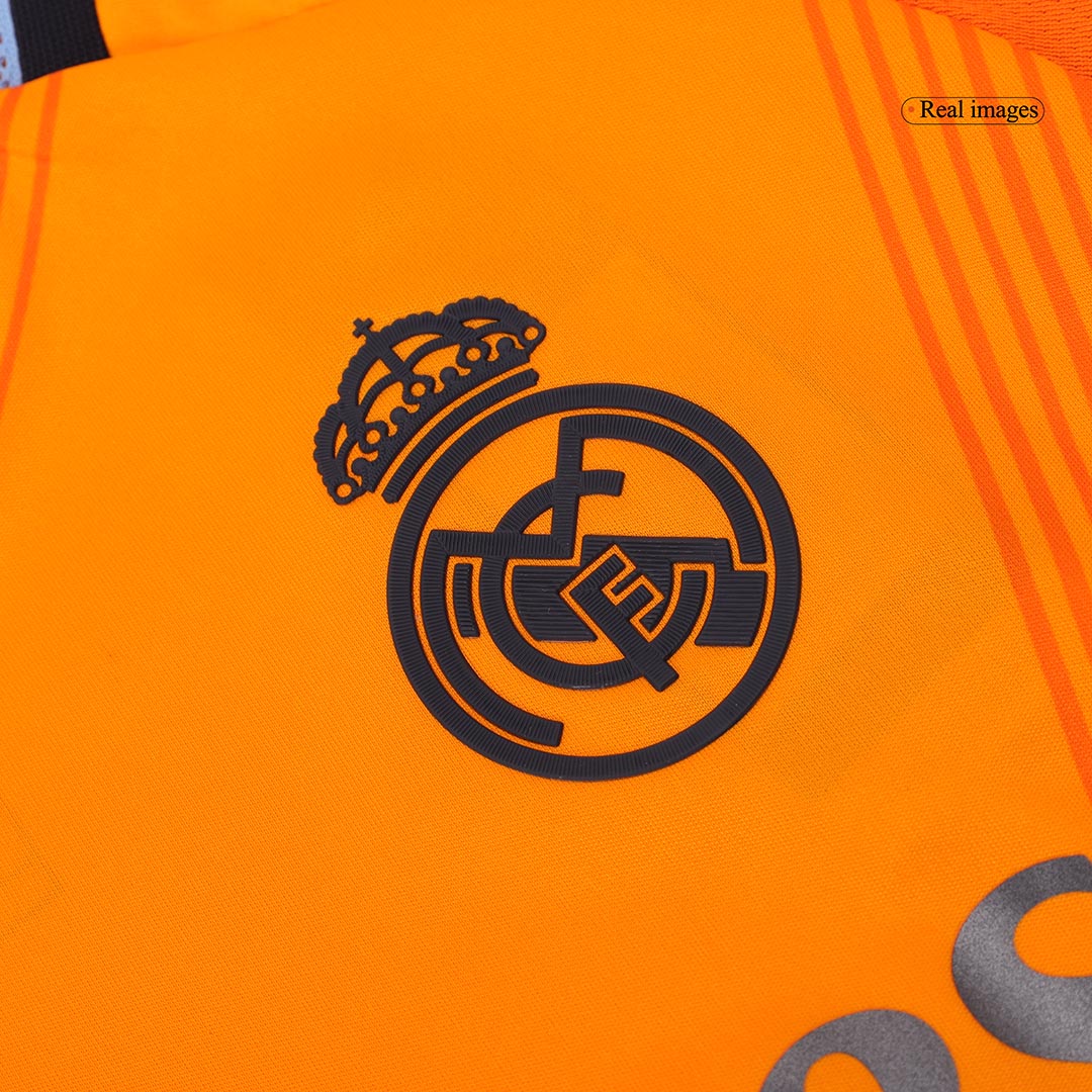 Real Madrid Auswärts-Fußballtrikot Authentic 2024/25 (Trikot + Shorts)