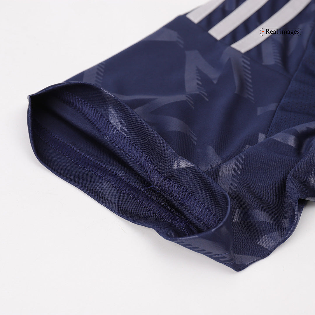 Manchester United Auswärts-Fußballtrikot 2024/25 (Trikot + Shorts + Socken)
