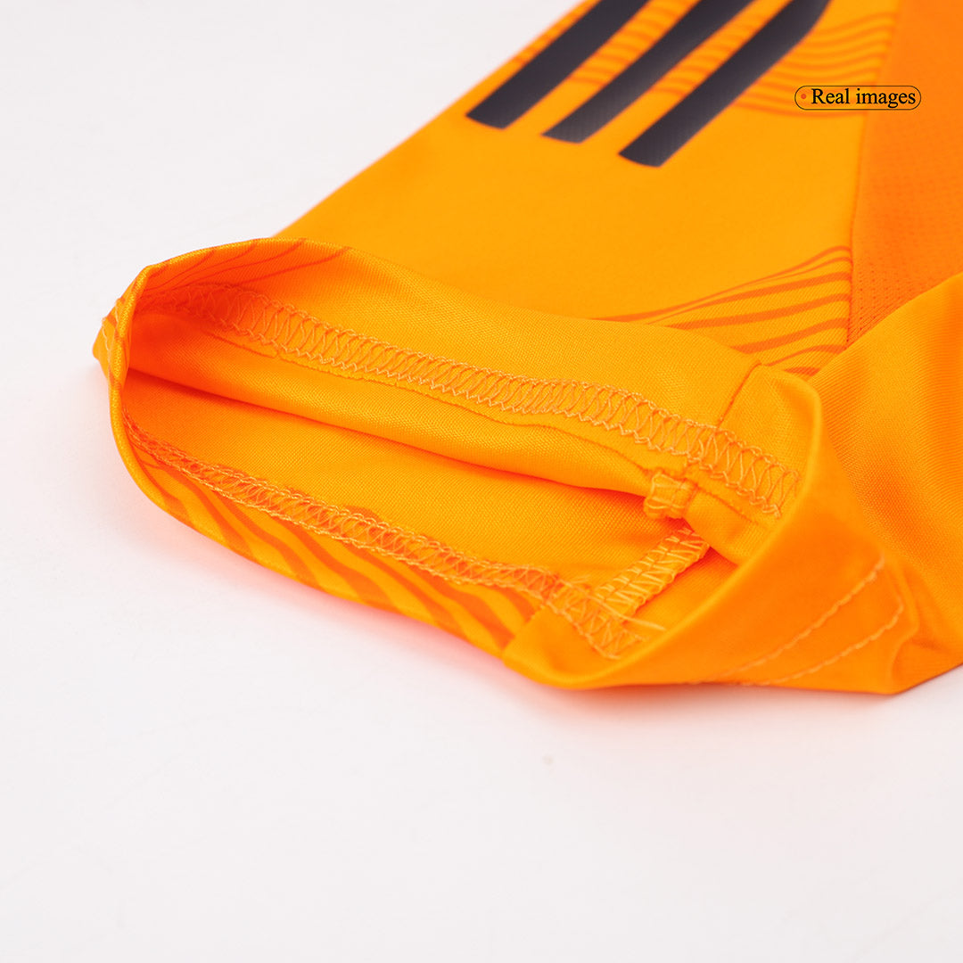 Real Madrid Auswärts-Fußballtrikot Authentic 2024/25 (Trikot + Shorts)