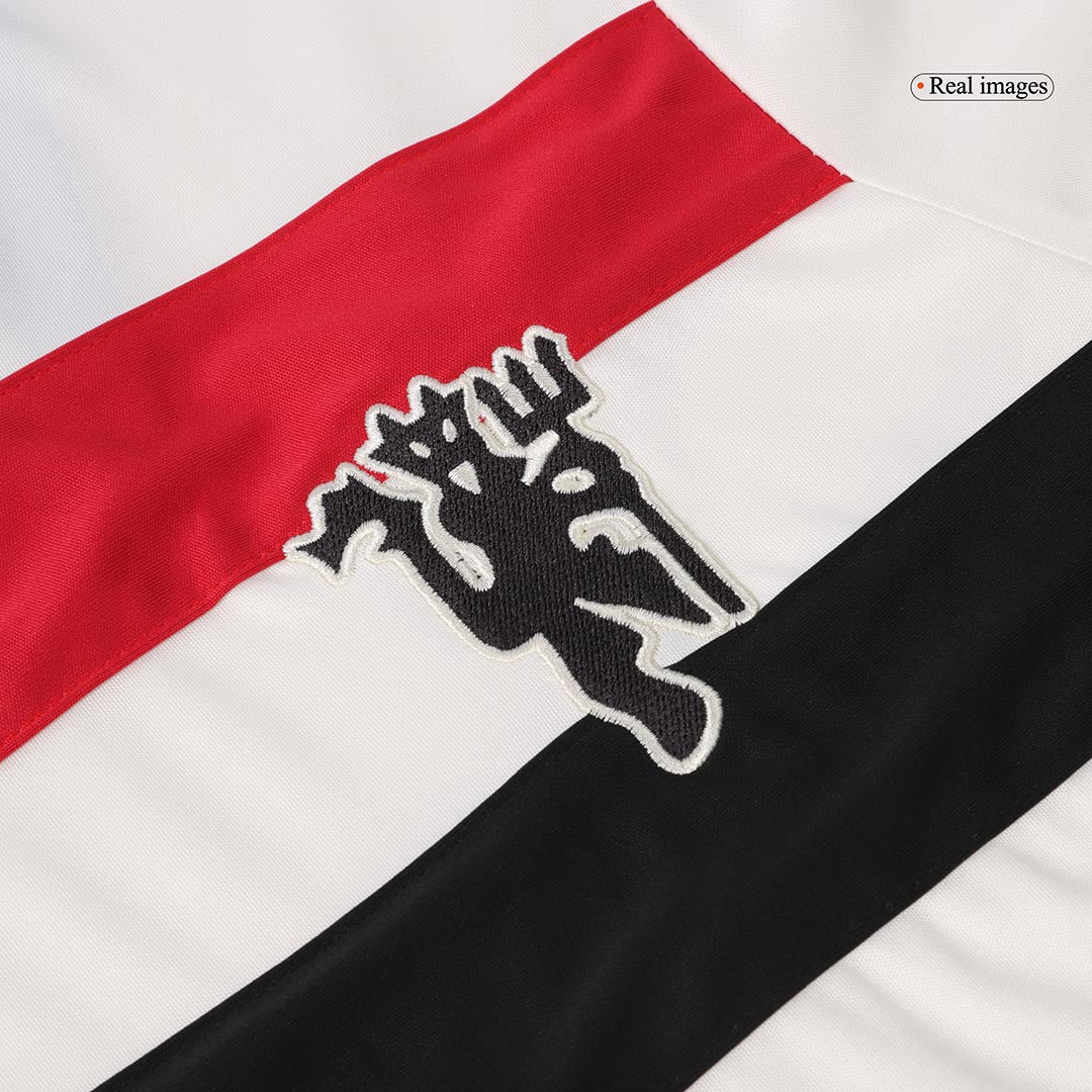 Manchester United Auswärts-Fußballtrikot 2024/25 (Trikot + Shorts + Socken)